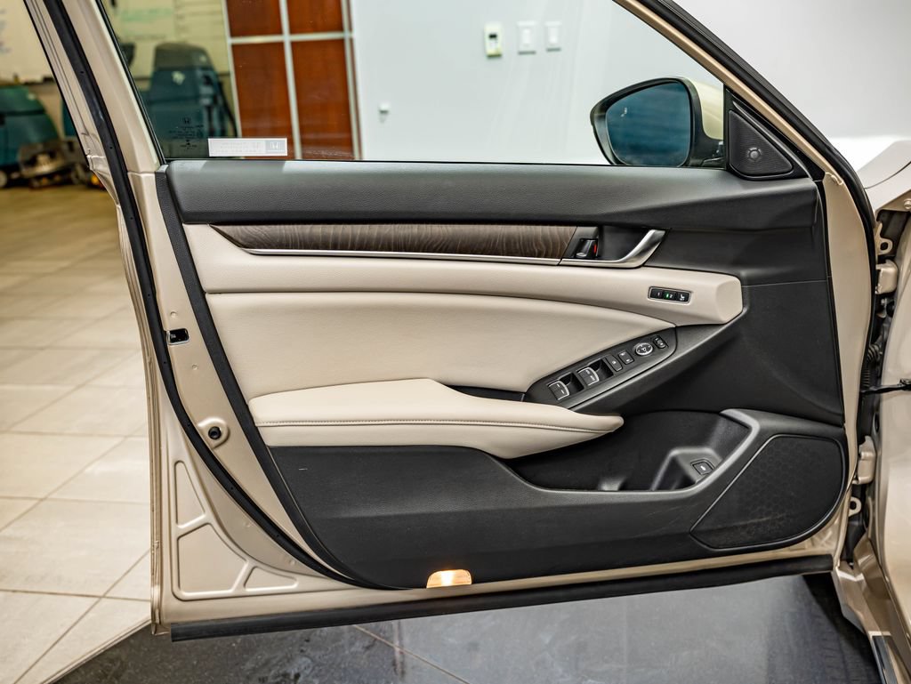 Used 2018 Honda Accord Touring image 17
