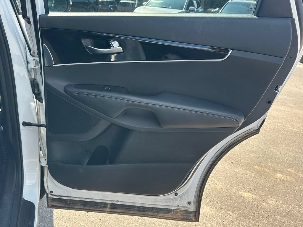 Used 2019 Kia Sorento FWD V6 image 16