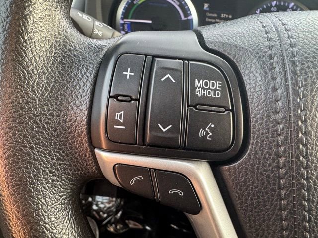 Certified 2017 Toyota Highlander LE w/ Carpet Mat Package AWD/4WD image 25