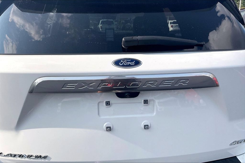 Certified 2023 Ford Explorer Platinum w/ Technology Package AWD/4WD image 32