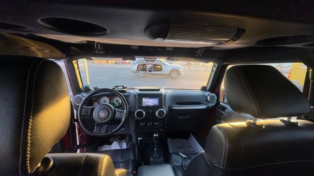 Used 2012 Jeep Wrangler Unlimited Rubicon w/ Connectivity Group image 21