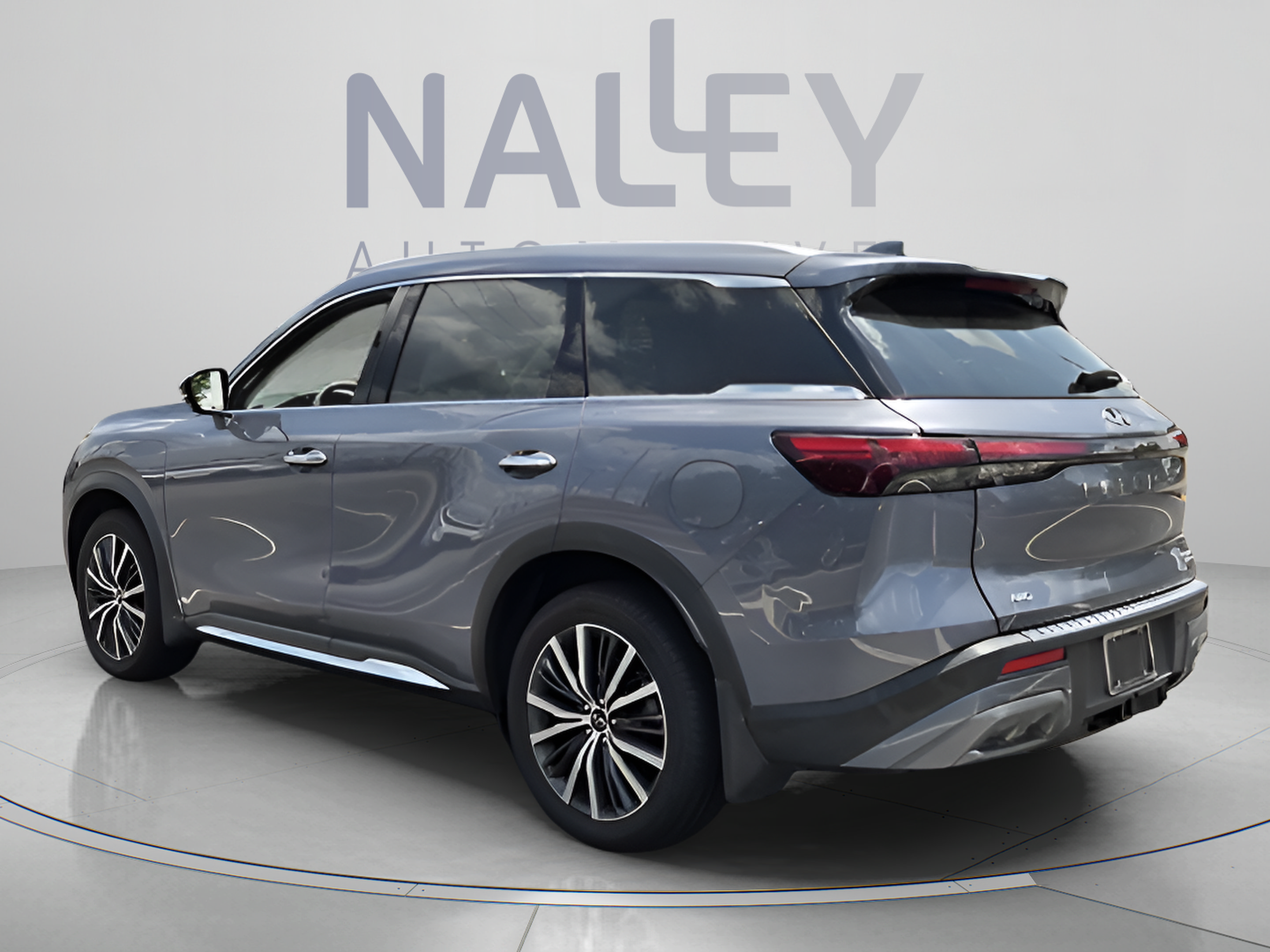 Used 2023 INFINITI QX60 Sensory w/ Vision Package AWD/4WD image 3