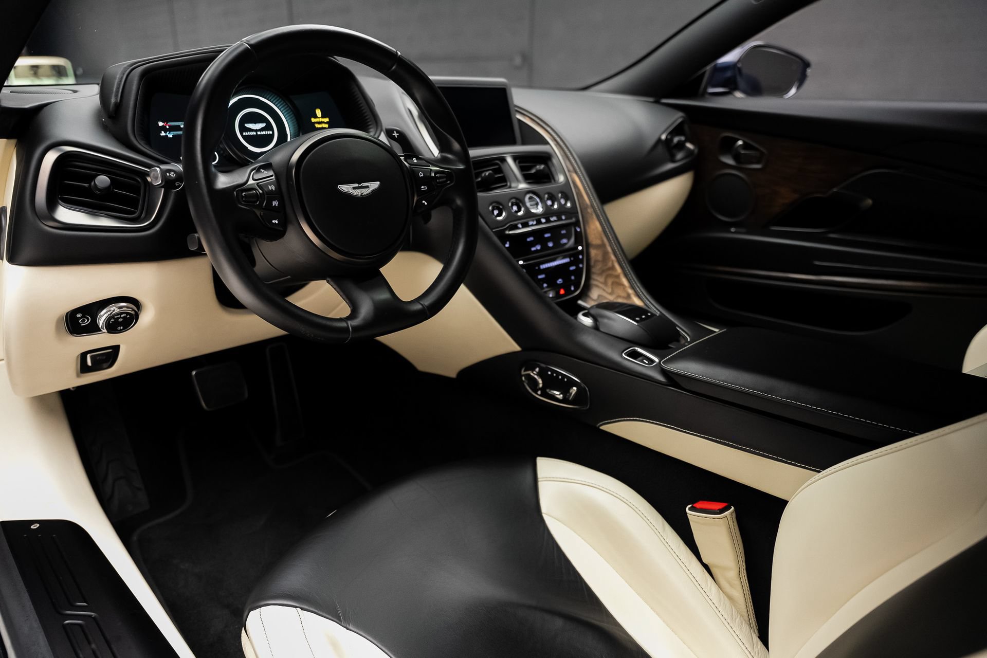 Used 2018 Aston Martin DB11 V12 RWD image 2
