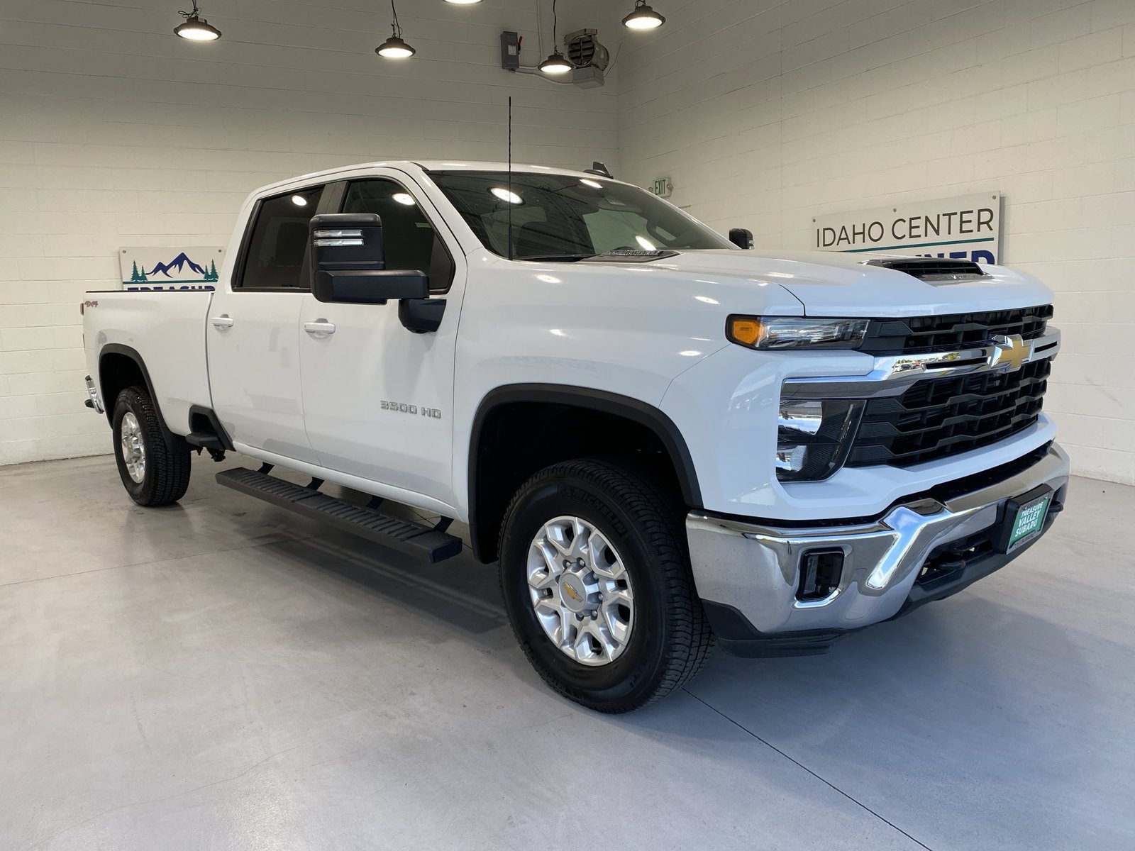 Used 2025 Chevrolet Silverado 3500 LT AWD/4WD image 2