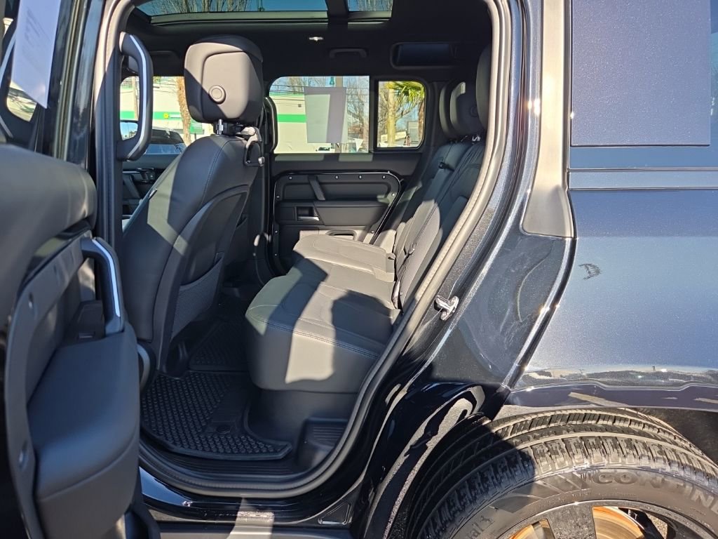 Used 2025 Land Rover Defender 110 X-Dynamic SE image 5