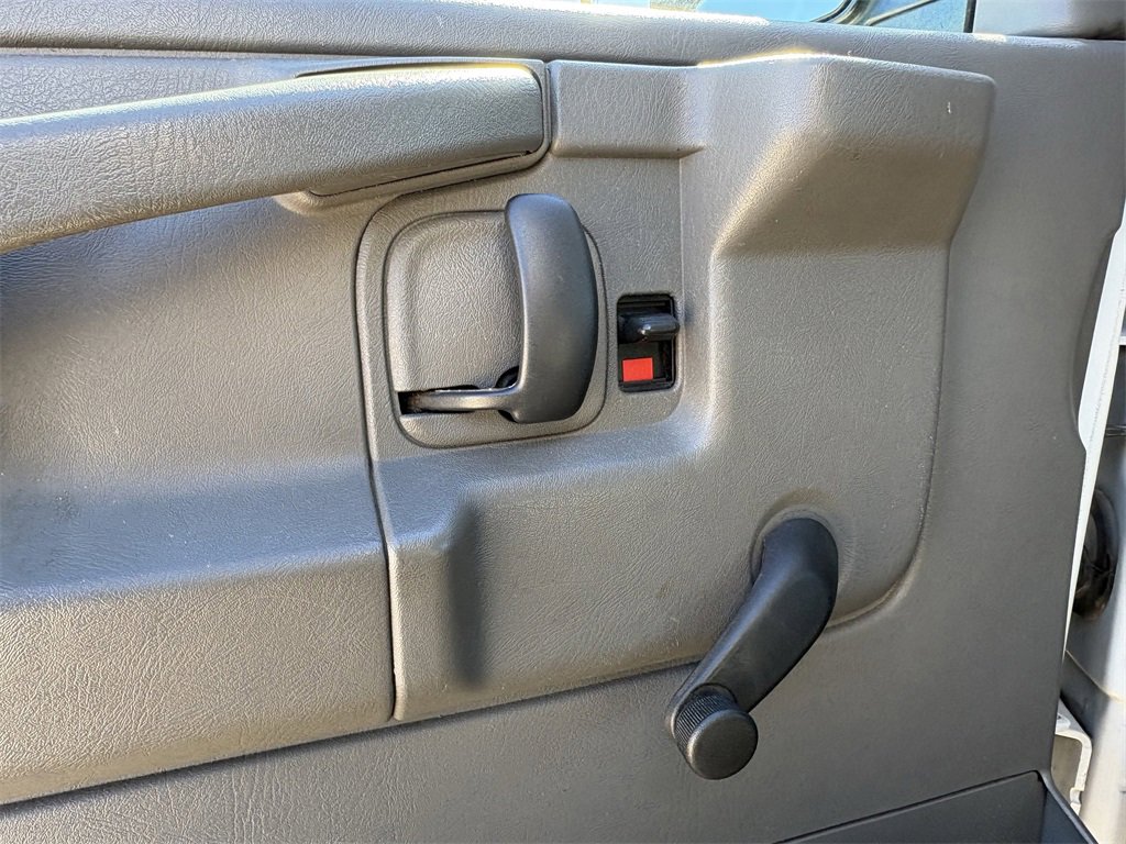 Used 2009 Chevrolet Express 2500 image 11