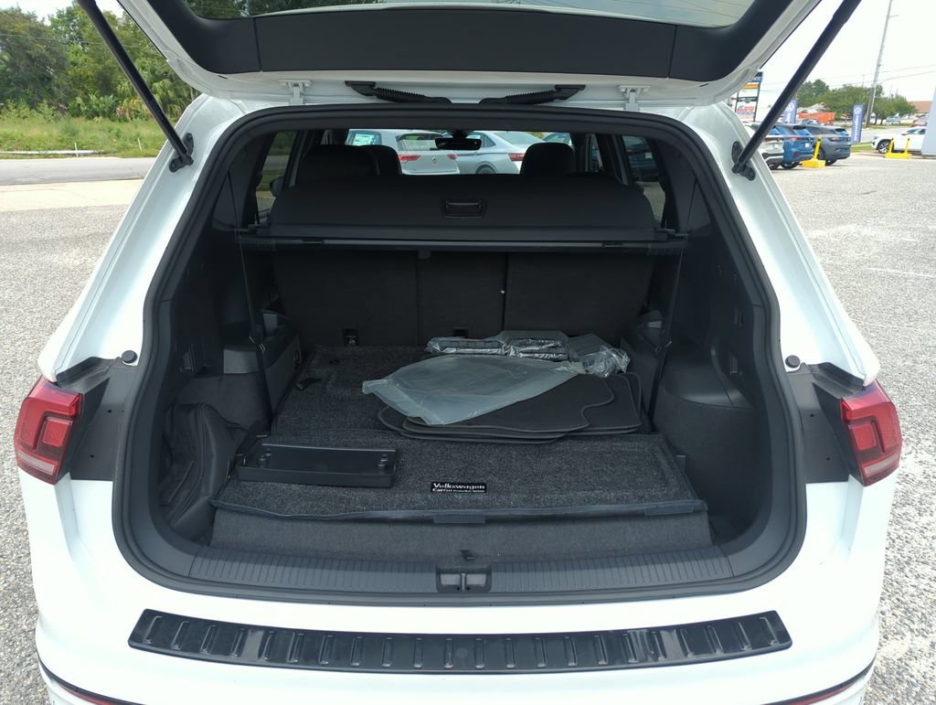Certified 2023 Volkswagen Tiguan SE R-Line FWD image 31