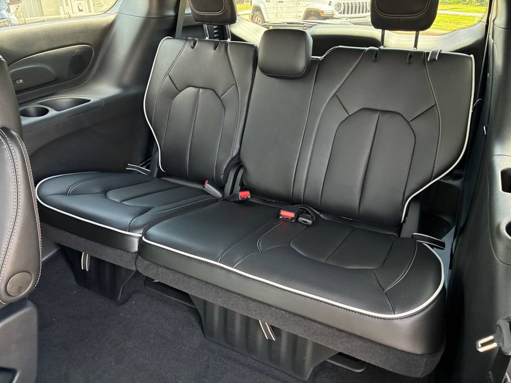New 2027 Chrysler Pacifica Limited FWD image 5