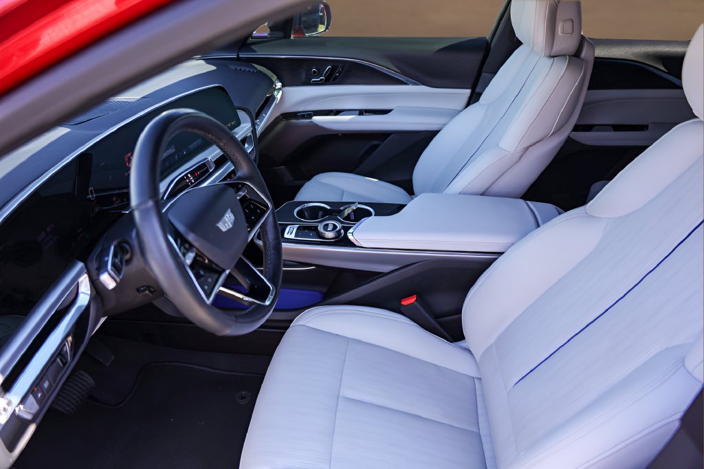 Certified 2024 Cadillac Lyriq Luxury RWD image 8