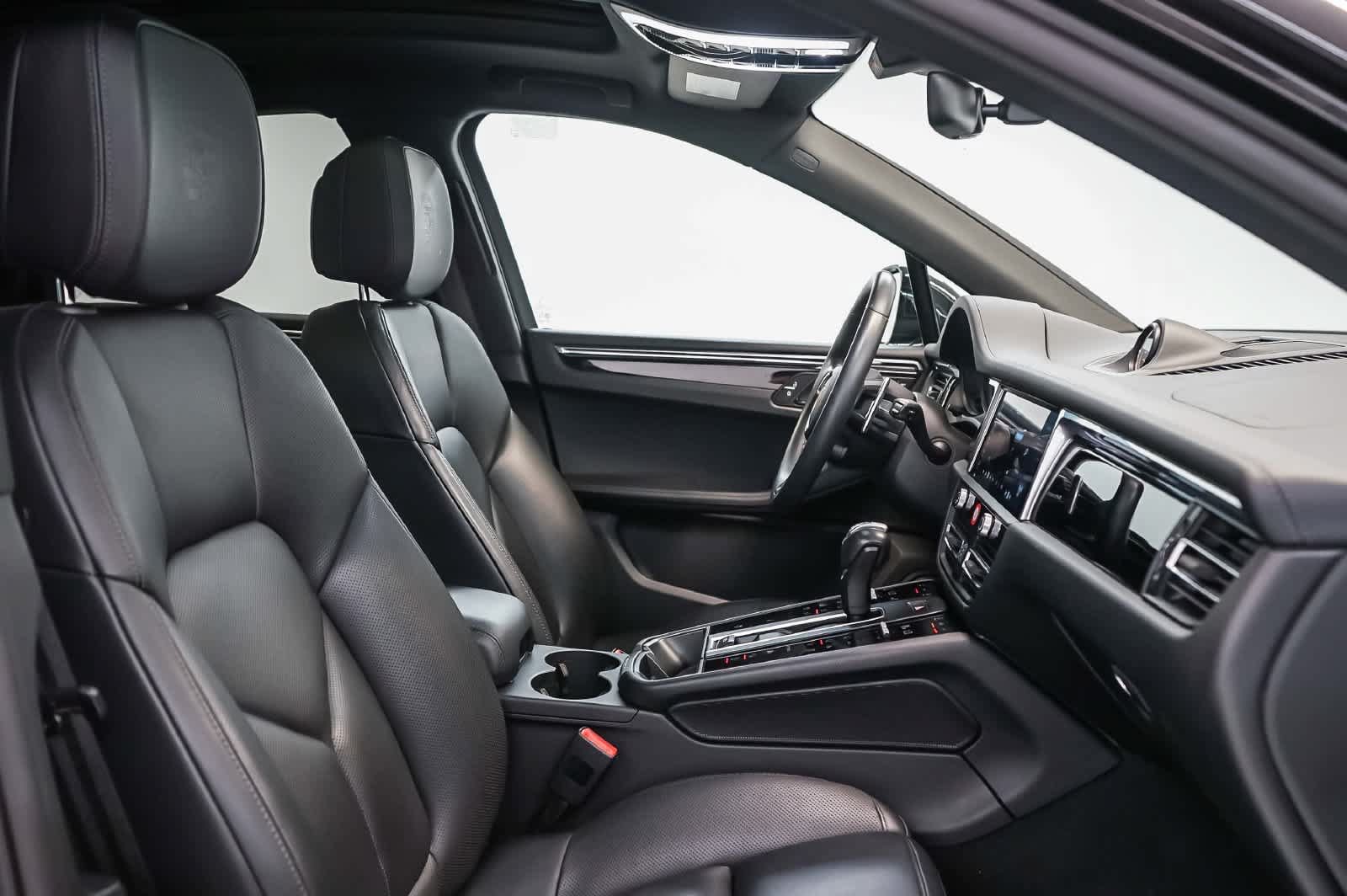 Certified 2025 Porsche Macan AWD/4WD image 22