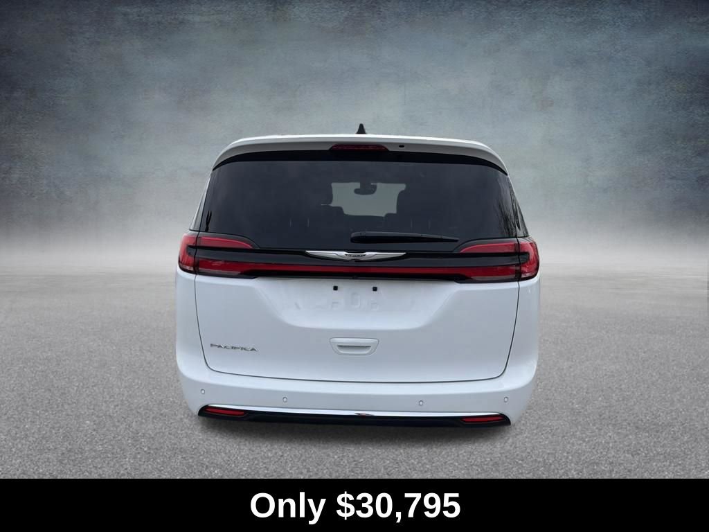 Used 2025 Chrysler Pacifica Select image 4