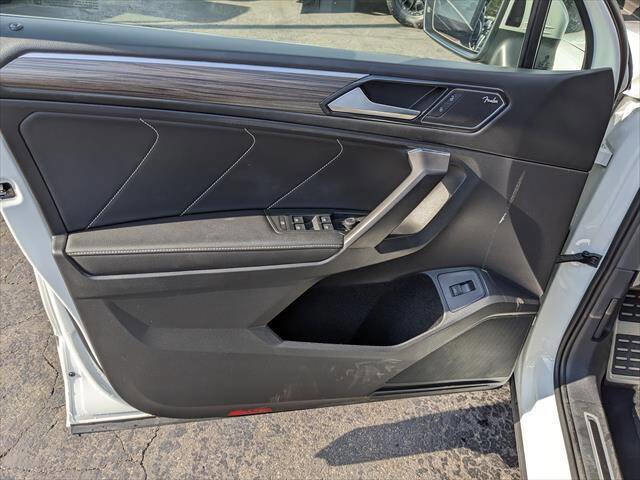 Used 2022 Volkswagen Tiguan SEL R-Line AWD/4WD image 10