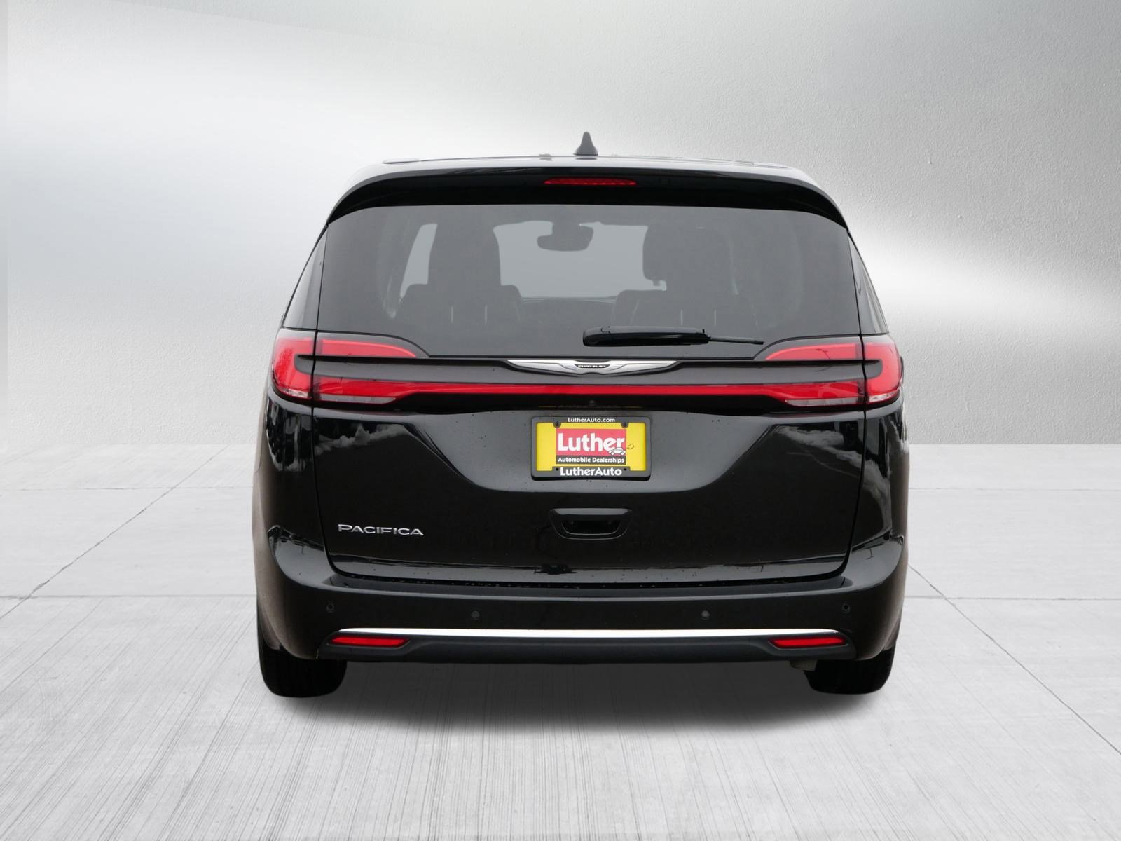 Used 2024 Chrysler Pacifica Touring-L image 6