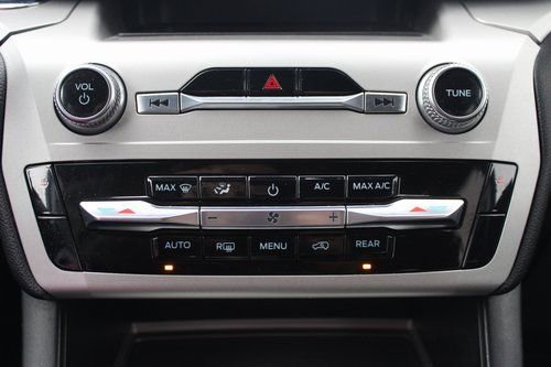 Used 2022 Ford Explorer XLT image 32