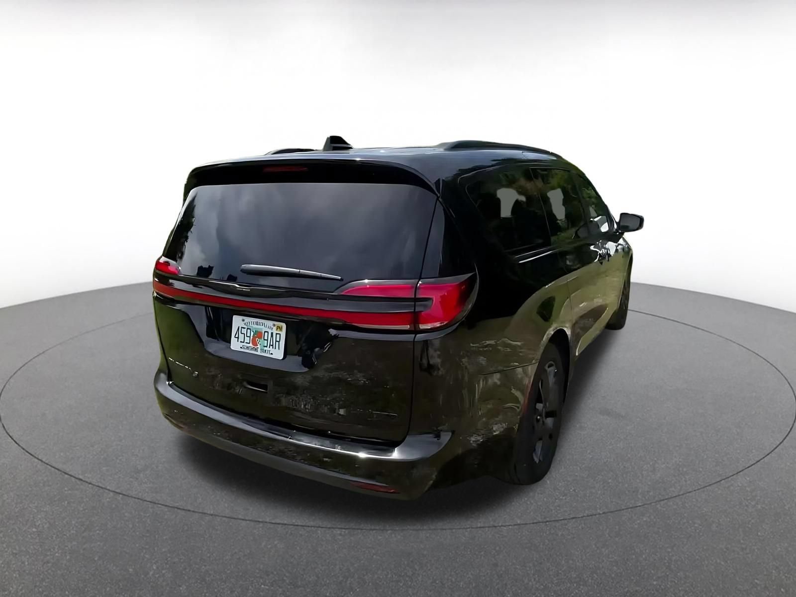 Used 2025 Chrysler Pacifica Limited FWD image 13