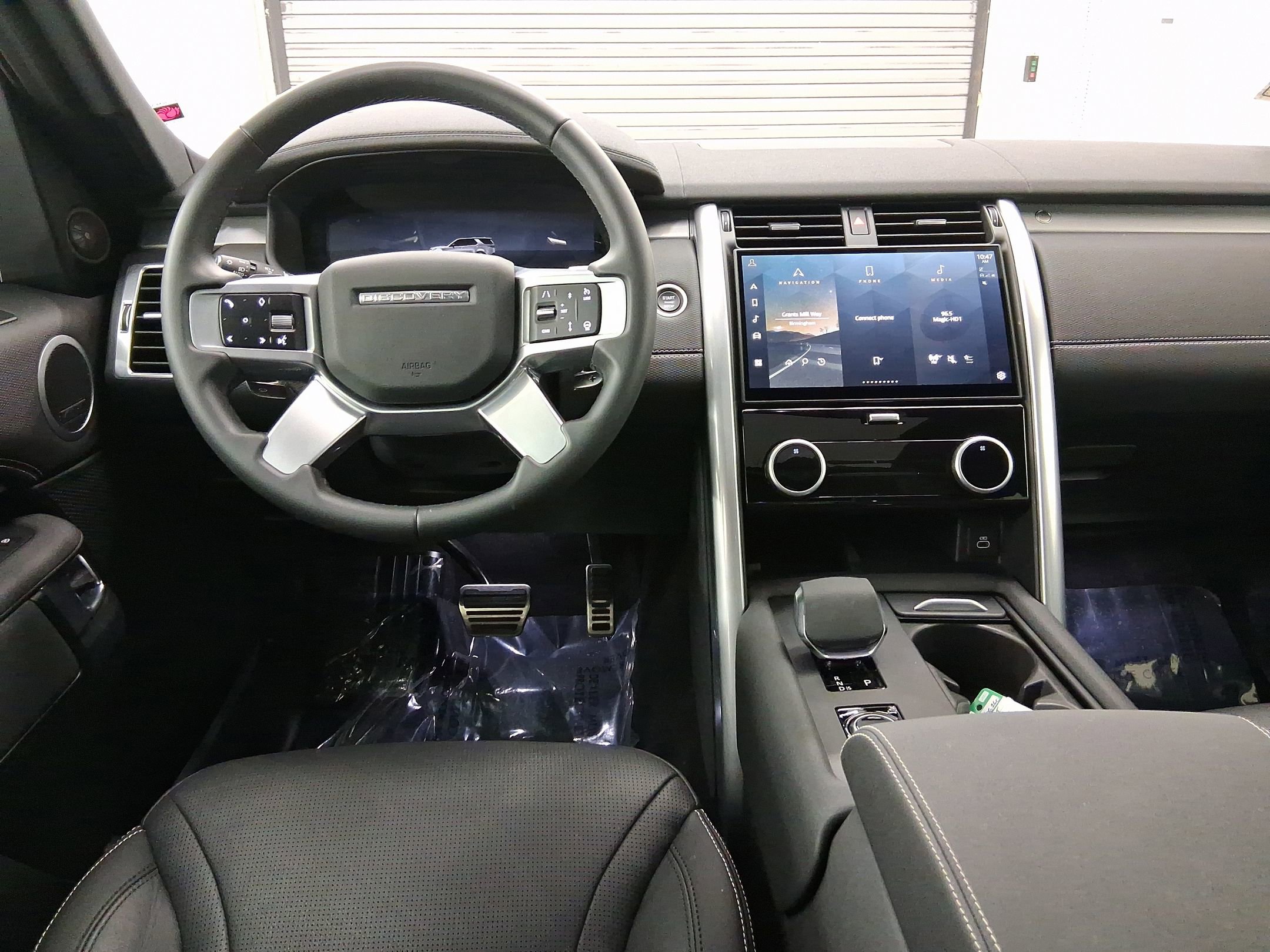 Used 2025 Land Rover Discovery Dynamic SE image 4