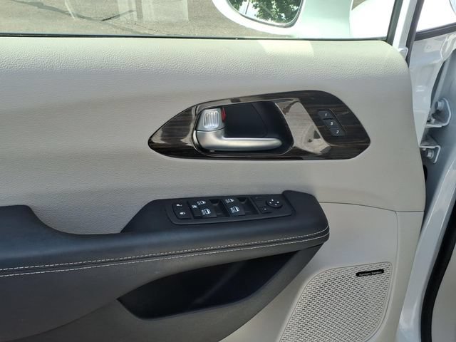 Used 2022 Chrysler Pacifica Limited FWD image 9