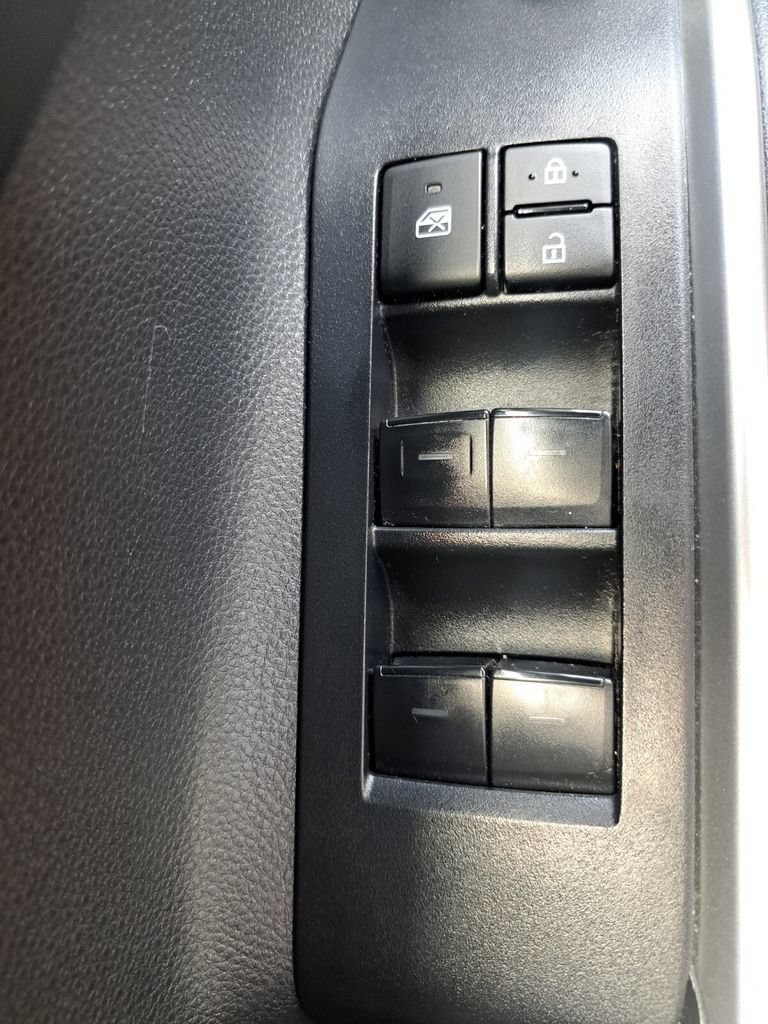 Used 2024 Toyota Highlander XLE FWD image 16