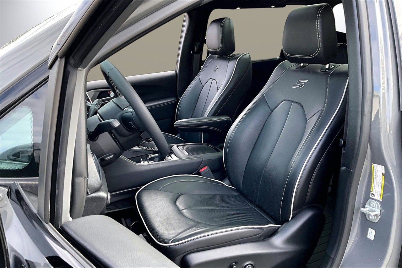 Used 2023 Chrysler Pacifica Limited w/ S Appearance Package image 21
