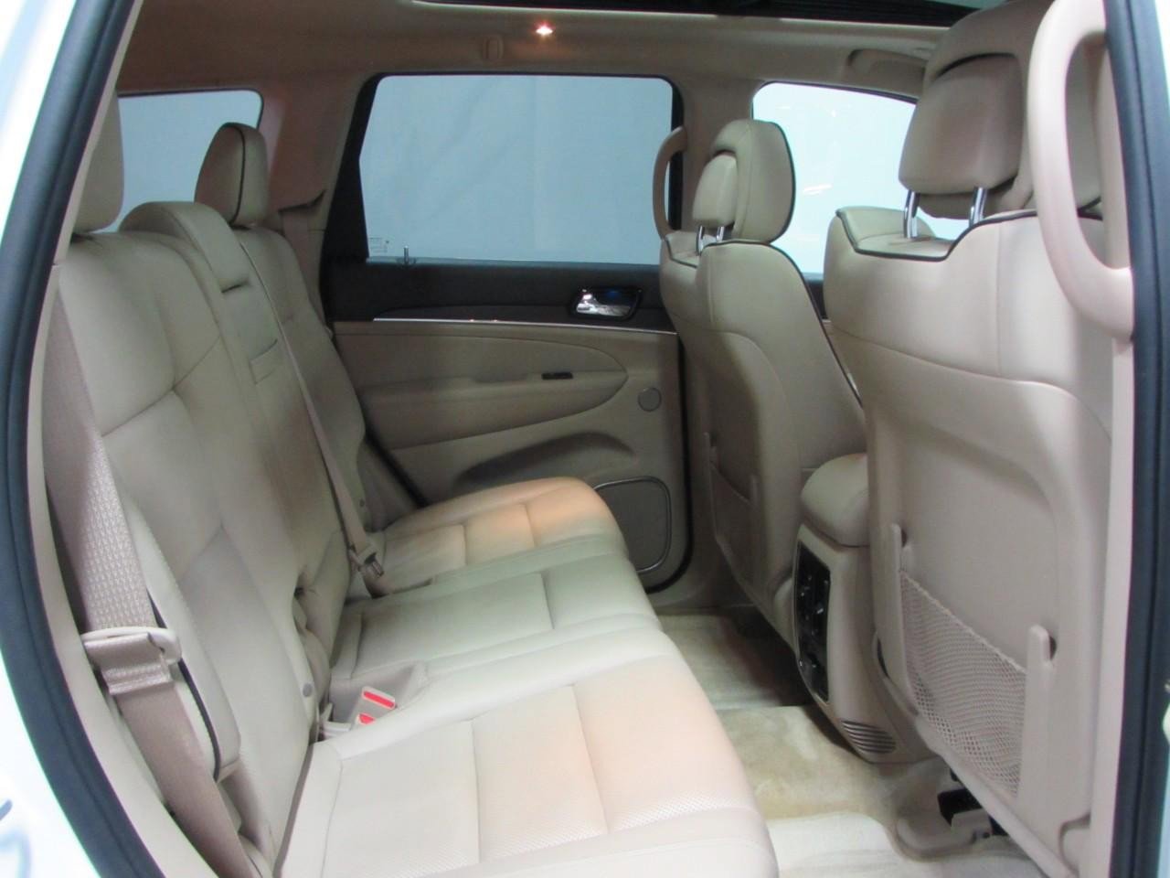 Used 2019 Jeep Grand Cherokee Overland AWD/4WD image 19