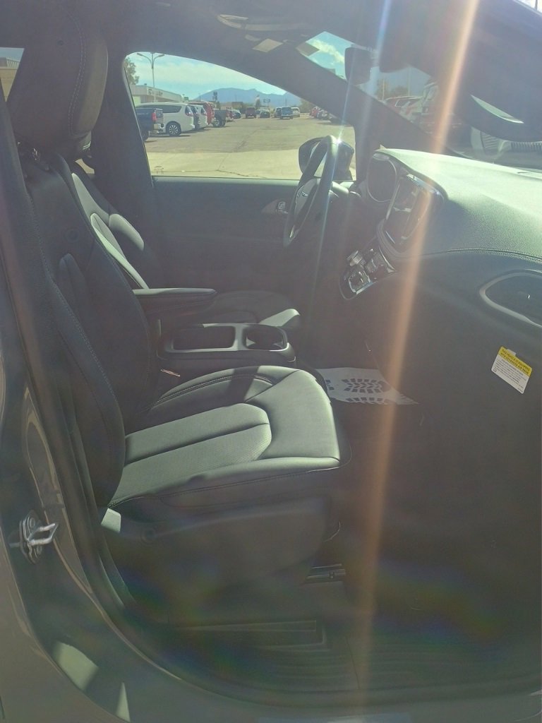 New 2025 Chrysler Pacifica Select image 21