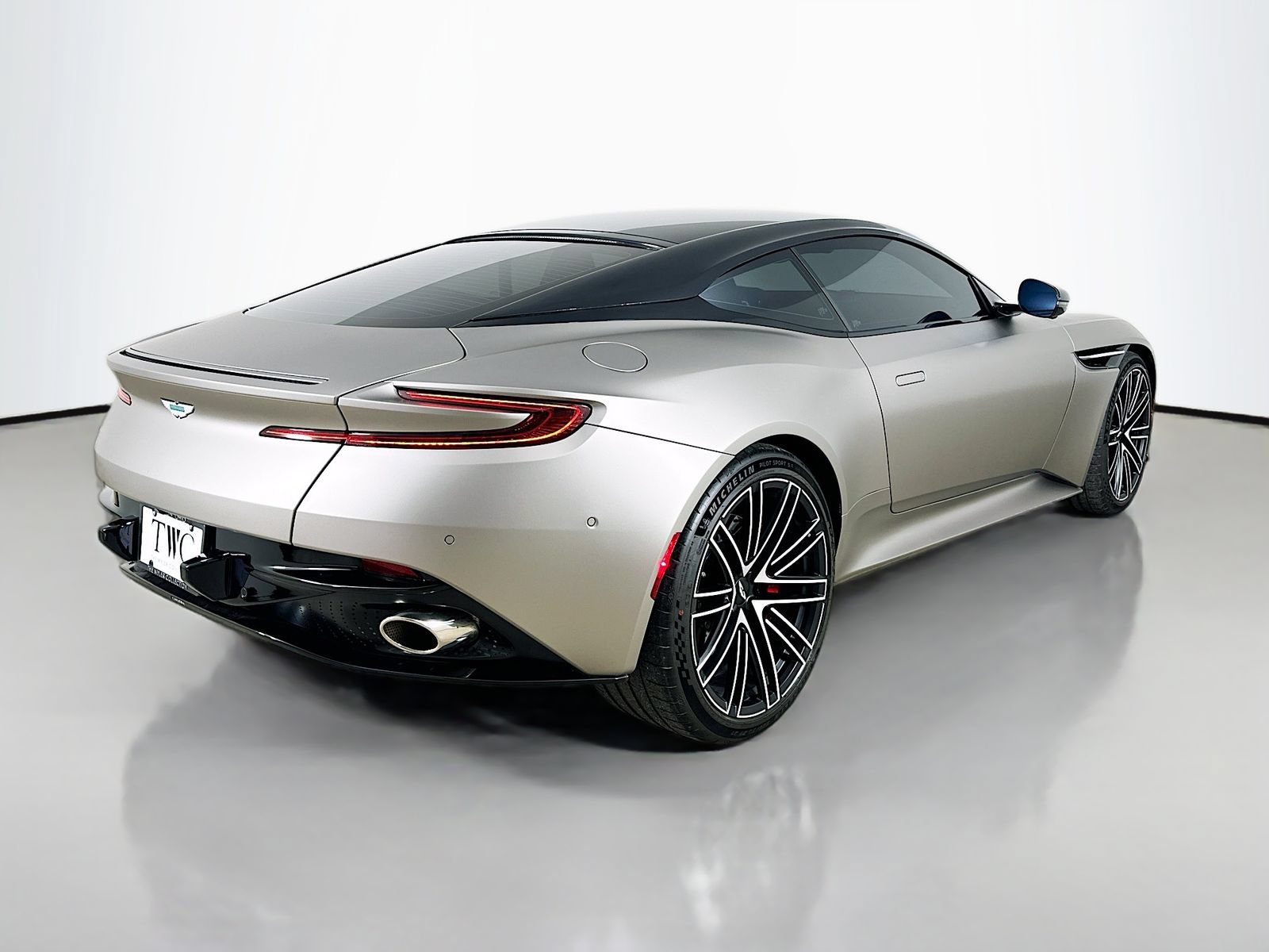 Used 2024 Aston Martin DB12 Coupe RWD image 5