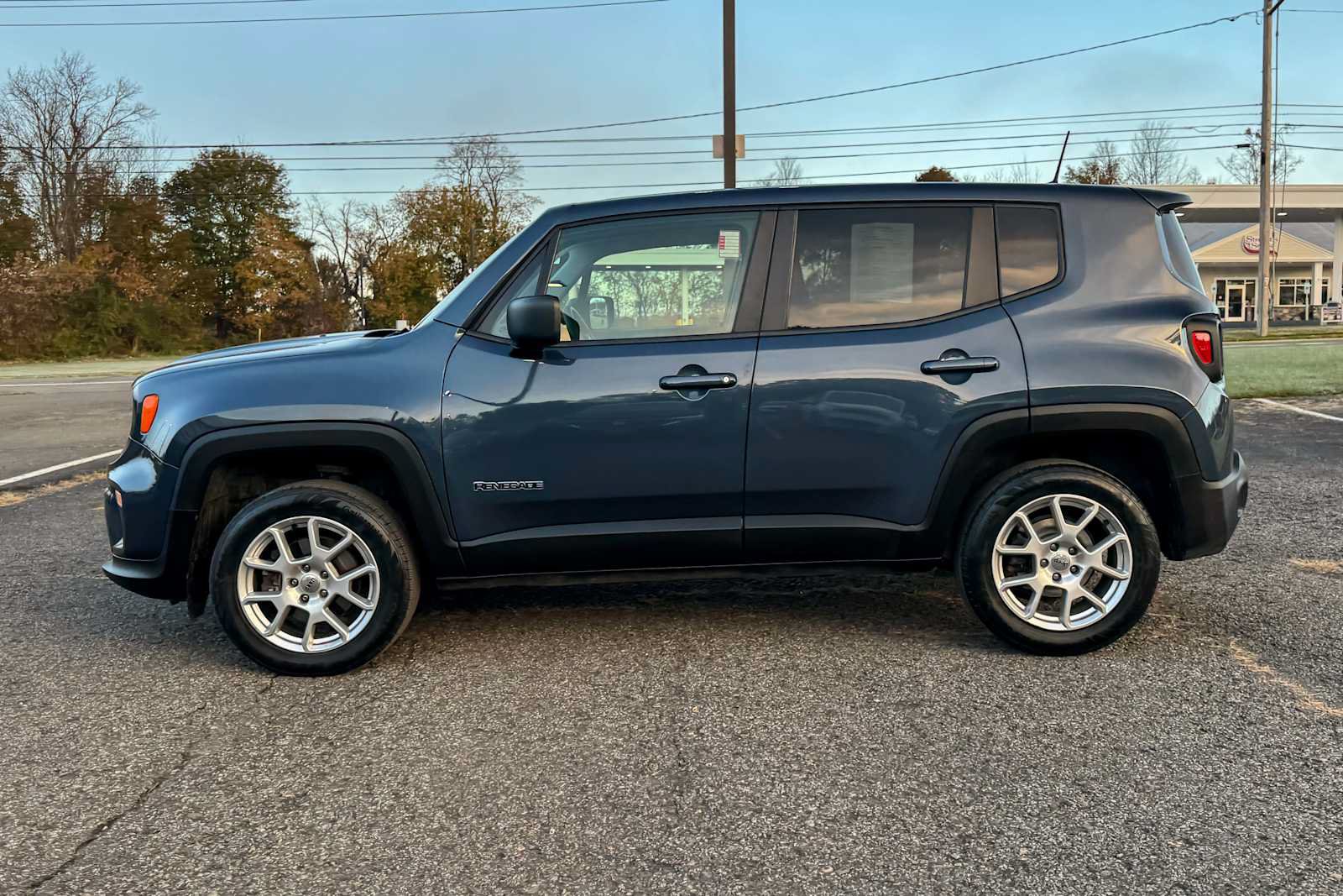 Used 2023 Jeep Renegade Latitude AWD/4WD image 6