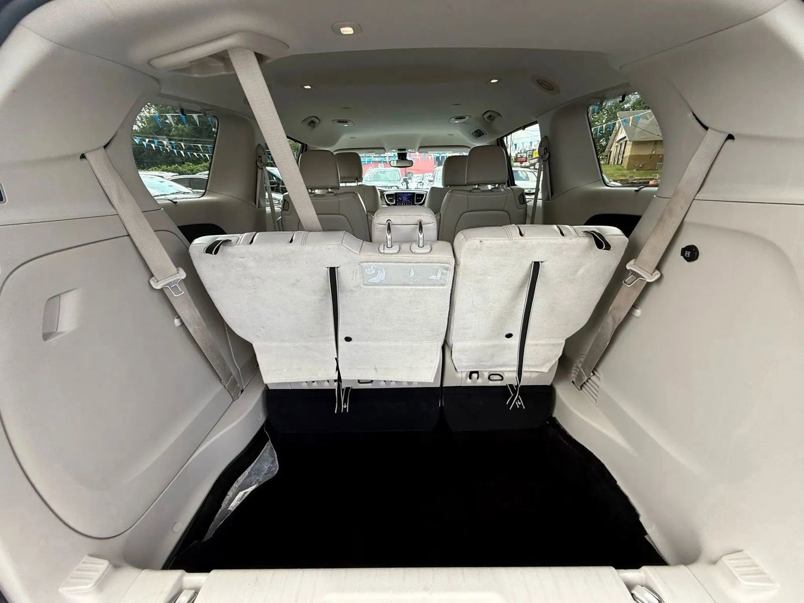 Used 2017 Chrysler Pacifica Touring-L w/ Tire & Wheel Group image 11