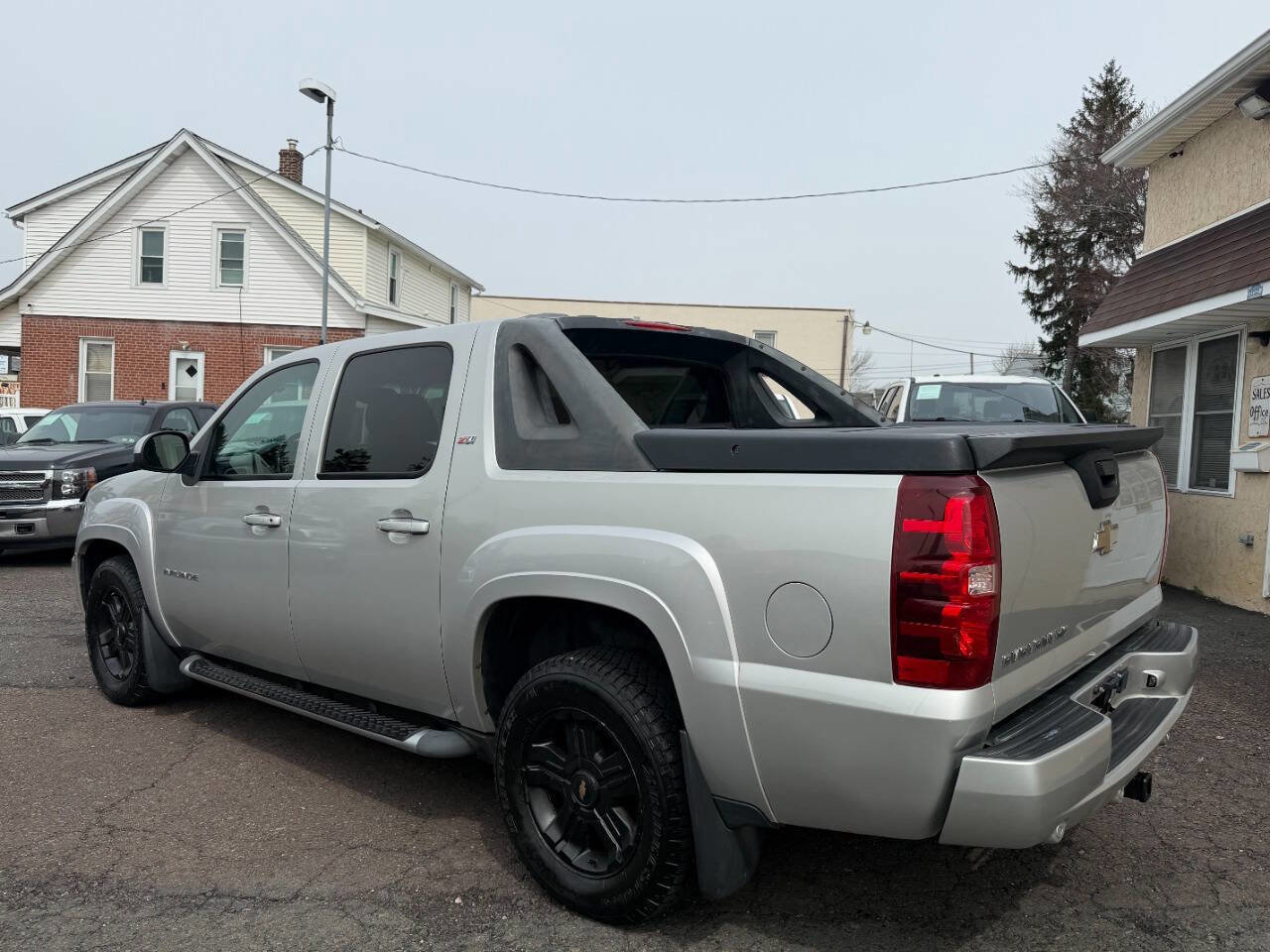 Used 2010 Chevrolet Avalanche LT w/ Luxury Package AWD/4WD image 4
