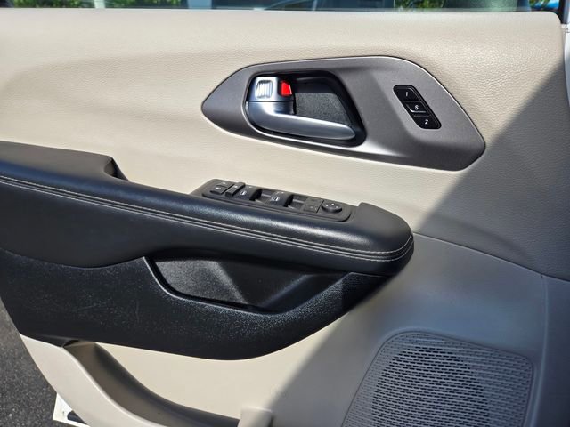 Used 2023 Chrysler Pacifica Touring-L FWD image 16