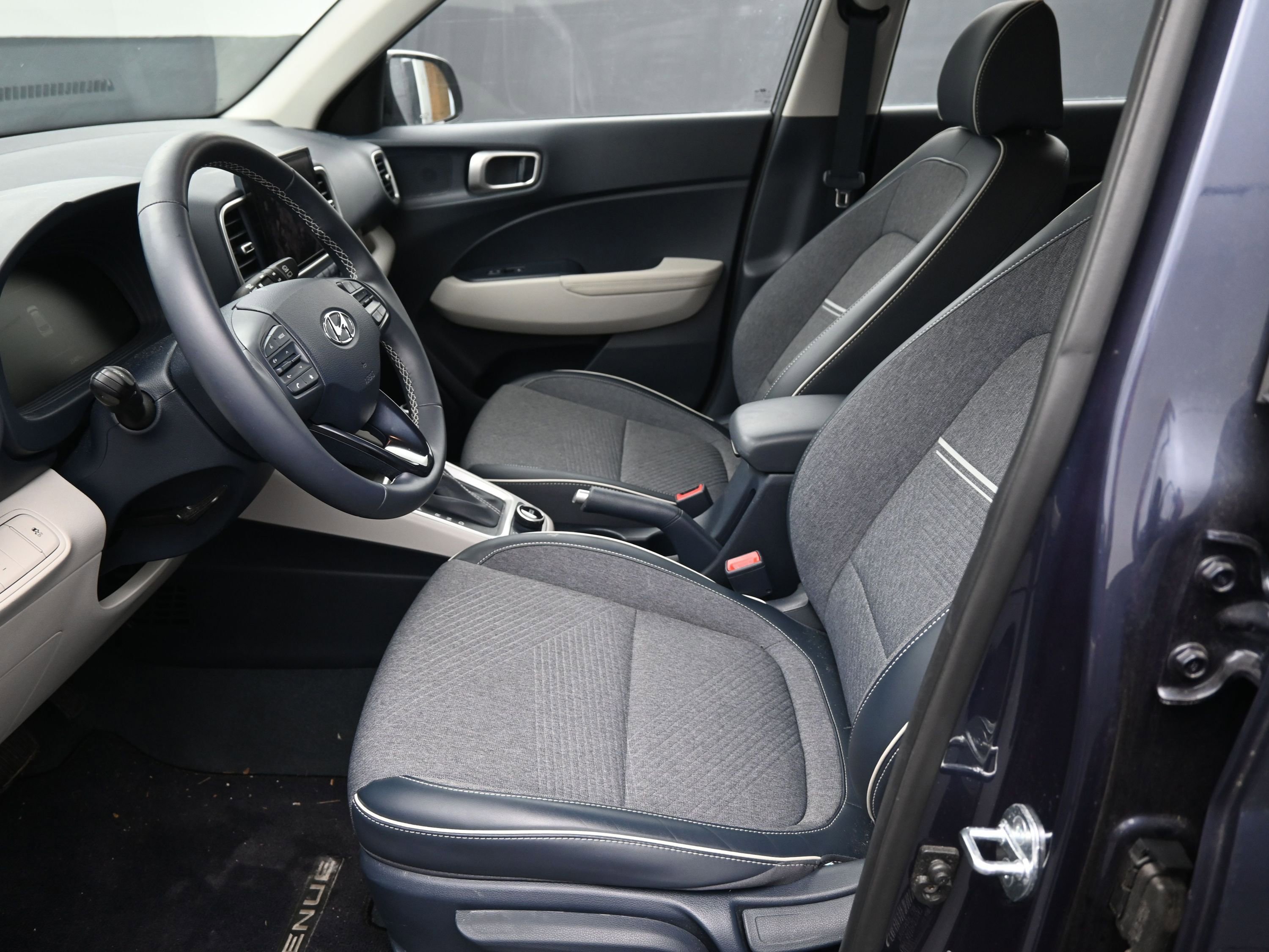 Used 2023 Hyundai Venue Limited w/ Cargo Package image 16