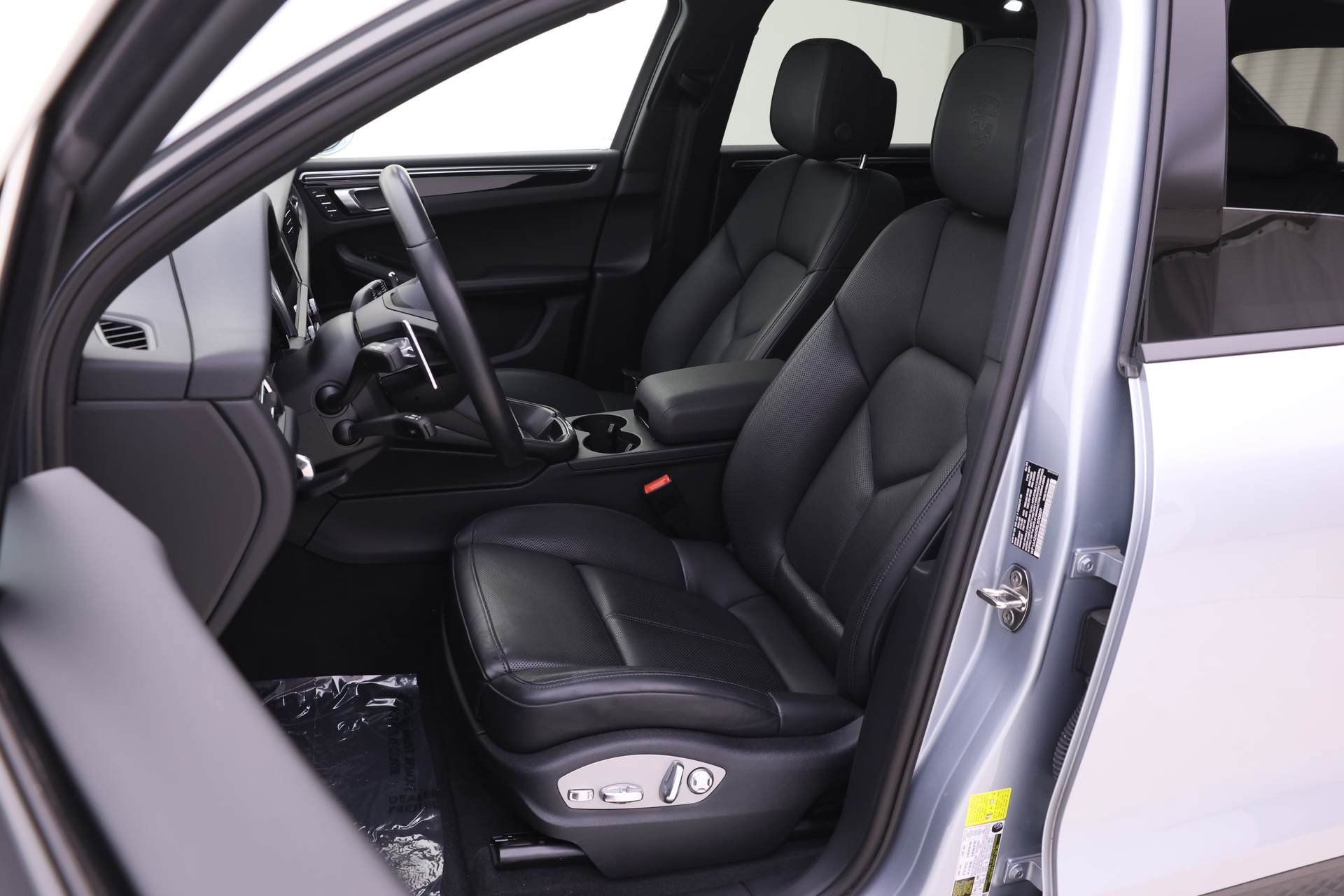 Certified 2024 Porsche Macan image 5