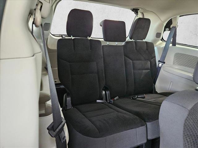 Used 2019 Dodge Grand Caravan SE w/ UConnect Hands-Free Group image 16