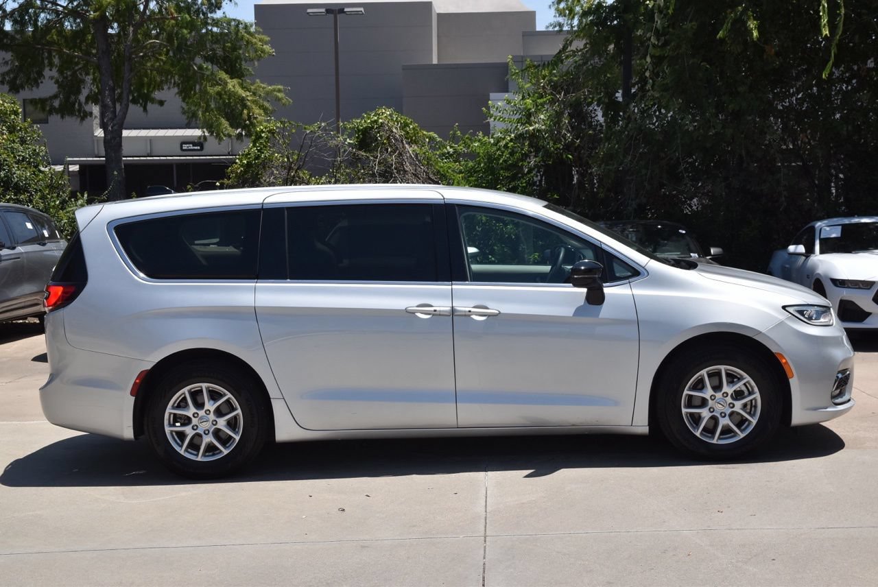Used 2024 Chrysler Pacifica Touring-L FWD image 6