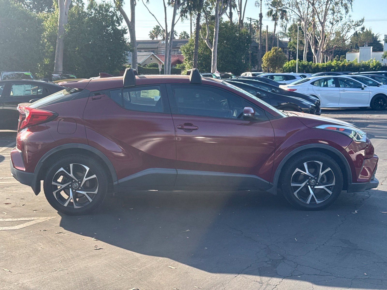 Used 2018 Toyota C-HR XLE FWD image 2