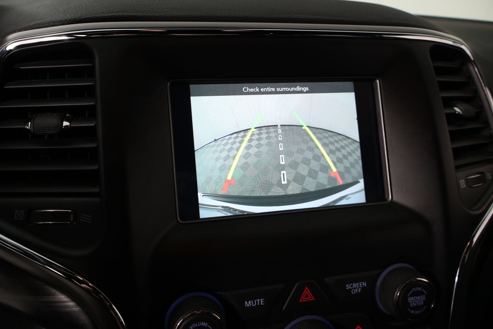 Used 2020 Jeep Grand Cherokee Laredo AWD/4WD image 6