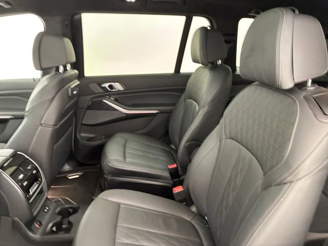 Used 2022 BMW X7 xDrive40i w/ M Sport Package AWD/4WD image 18