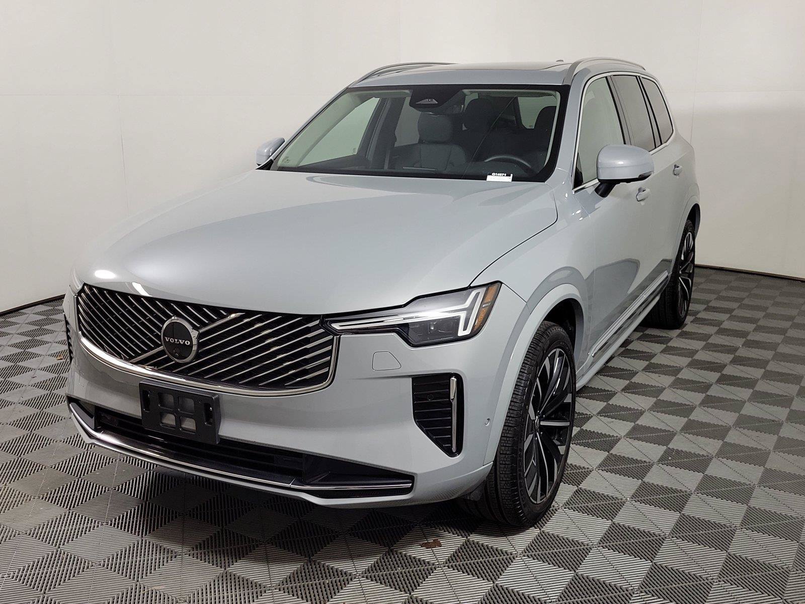 Used 2025 Volvo XC90 B6 Plus AWD/4WD image 3