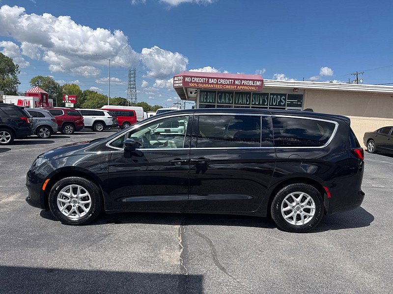 Used 2022 Chrysler Voyager LX image 2