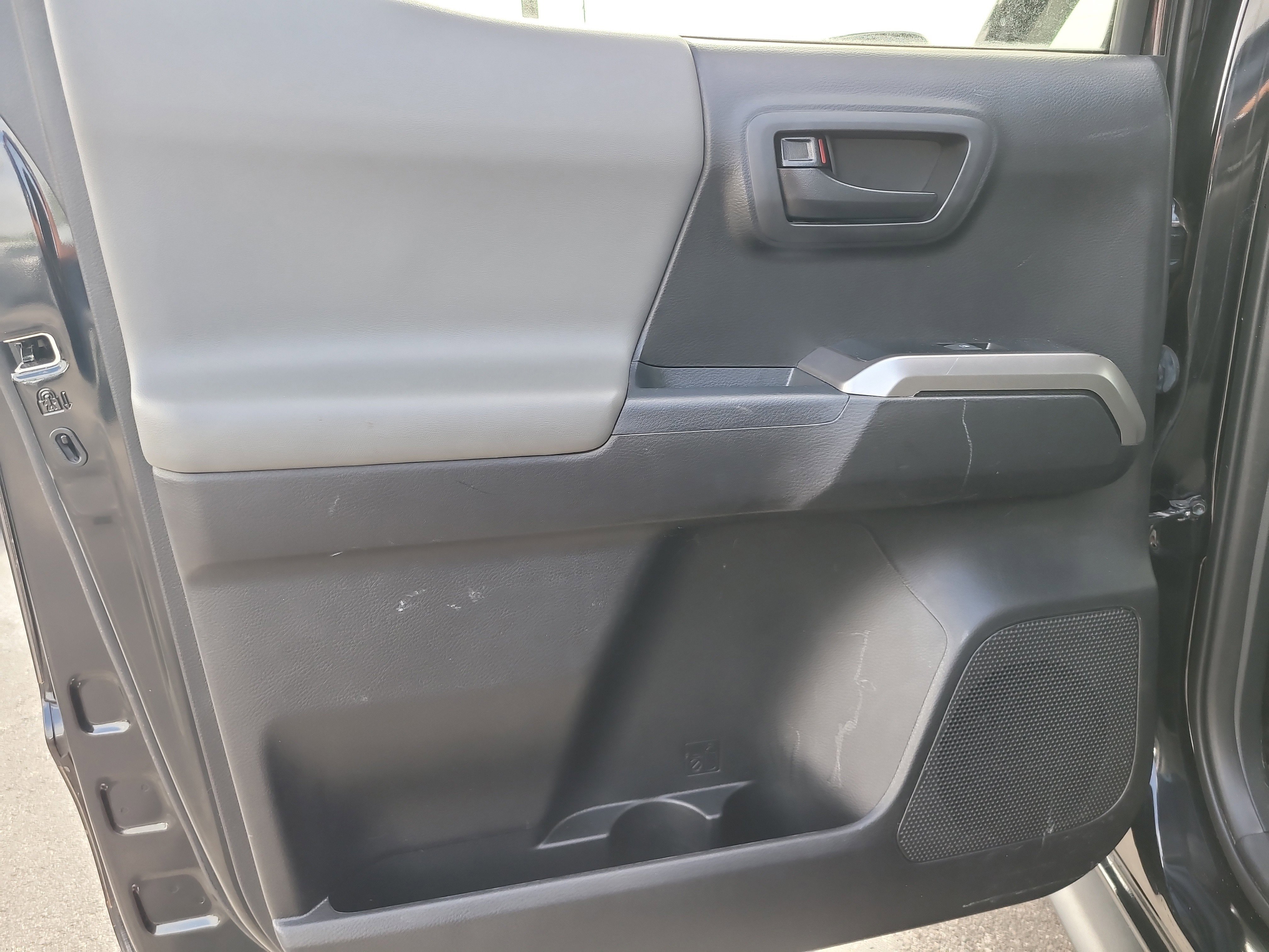 Used 2021 Toyota Tacoma SR5 AWD/4WD image 11