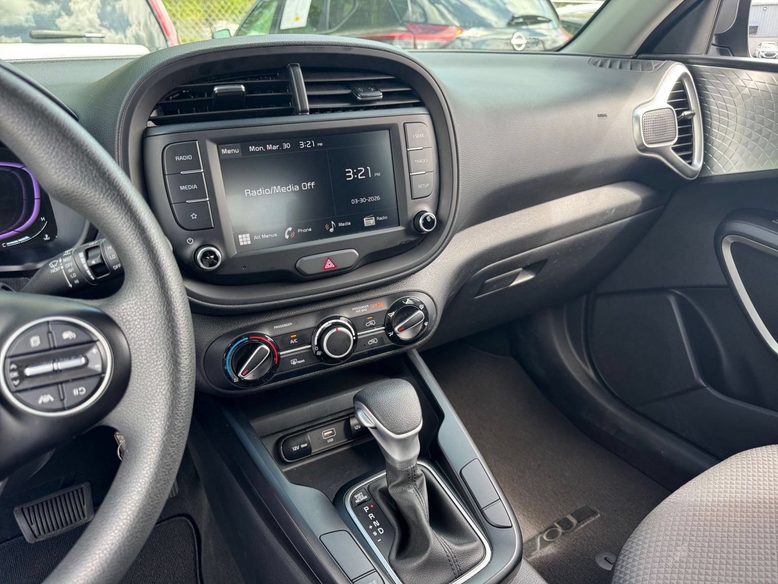 Used 2025 Kia Soul LX w/ LX Technology Package FWD image 17