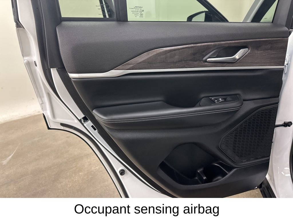 Used 2025 Jeep Grand Cherokee Limited image 29