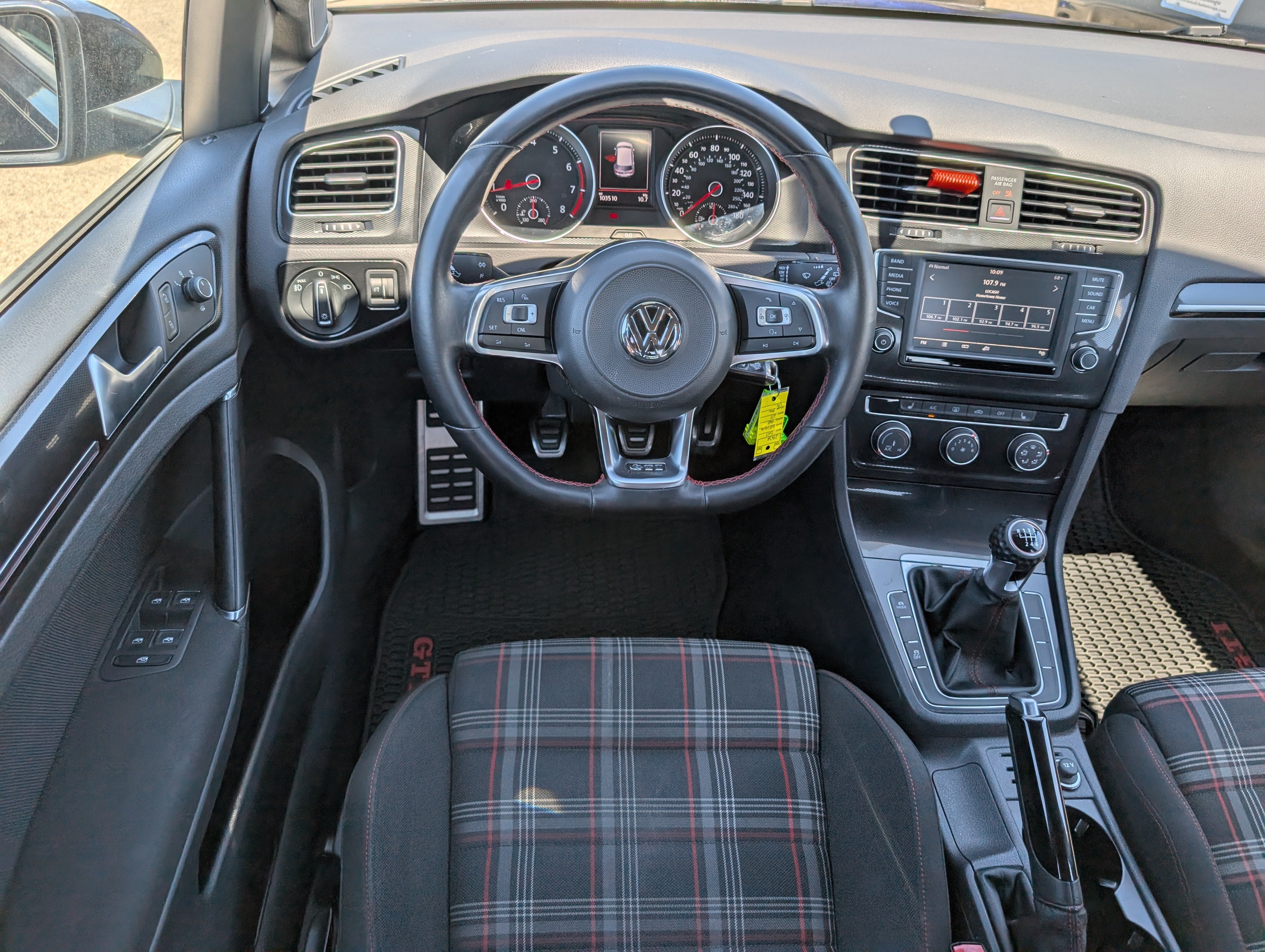 Used 2017 Volkswagen Golf 4-Door FWD image 8