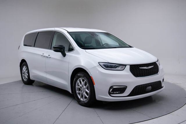 Used 2024 Chrysler Pacifica Touring-L image 10