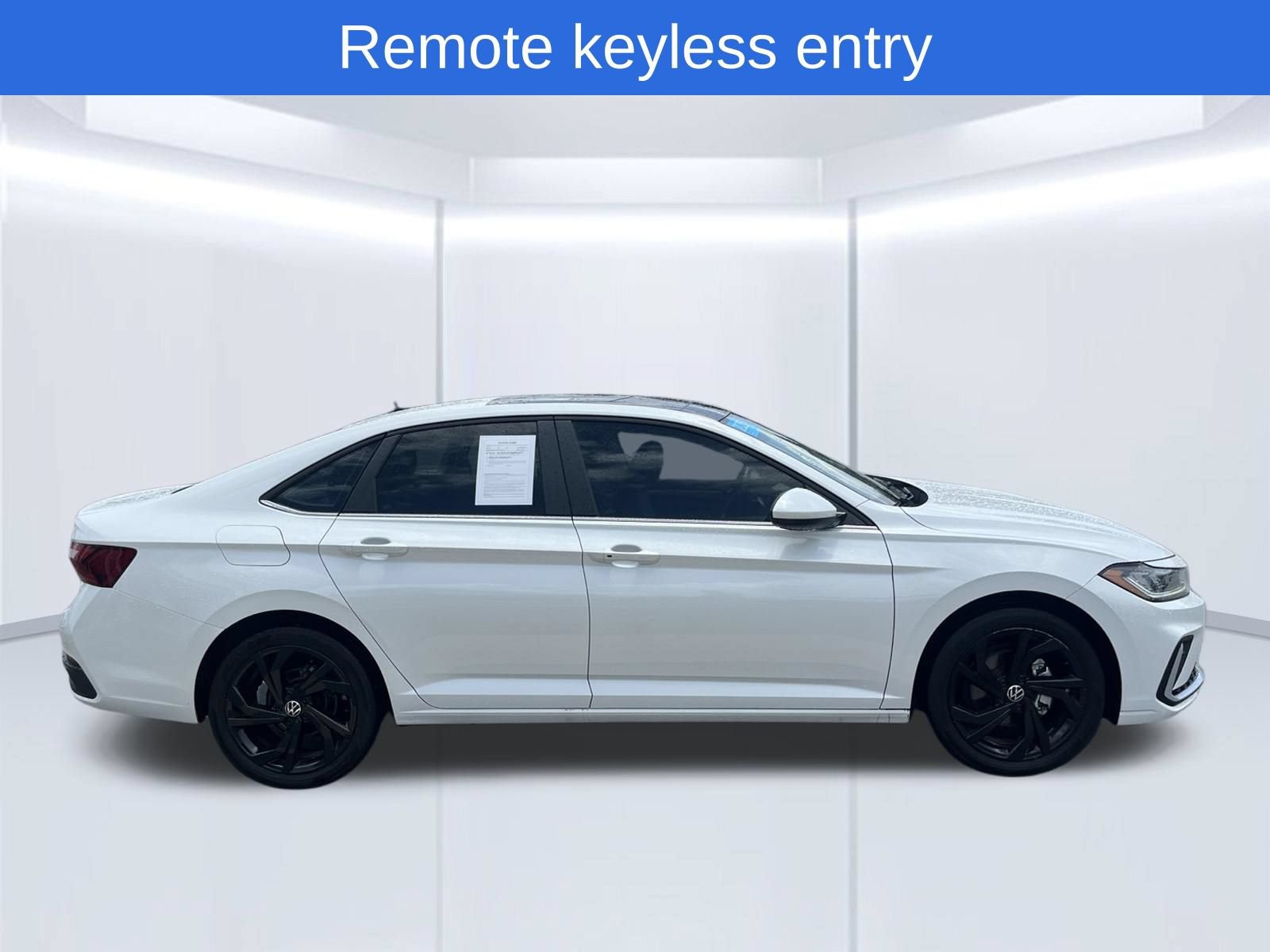 Certified 2025 Volkswagen Jetta SE FWD image 4