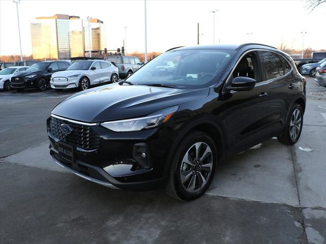 Used 2025 Ford Escape Platinum w/ Premium Technology Package image 2