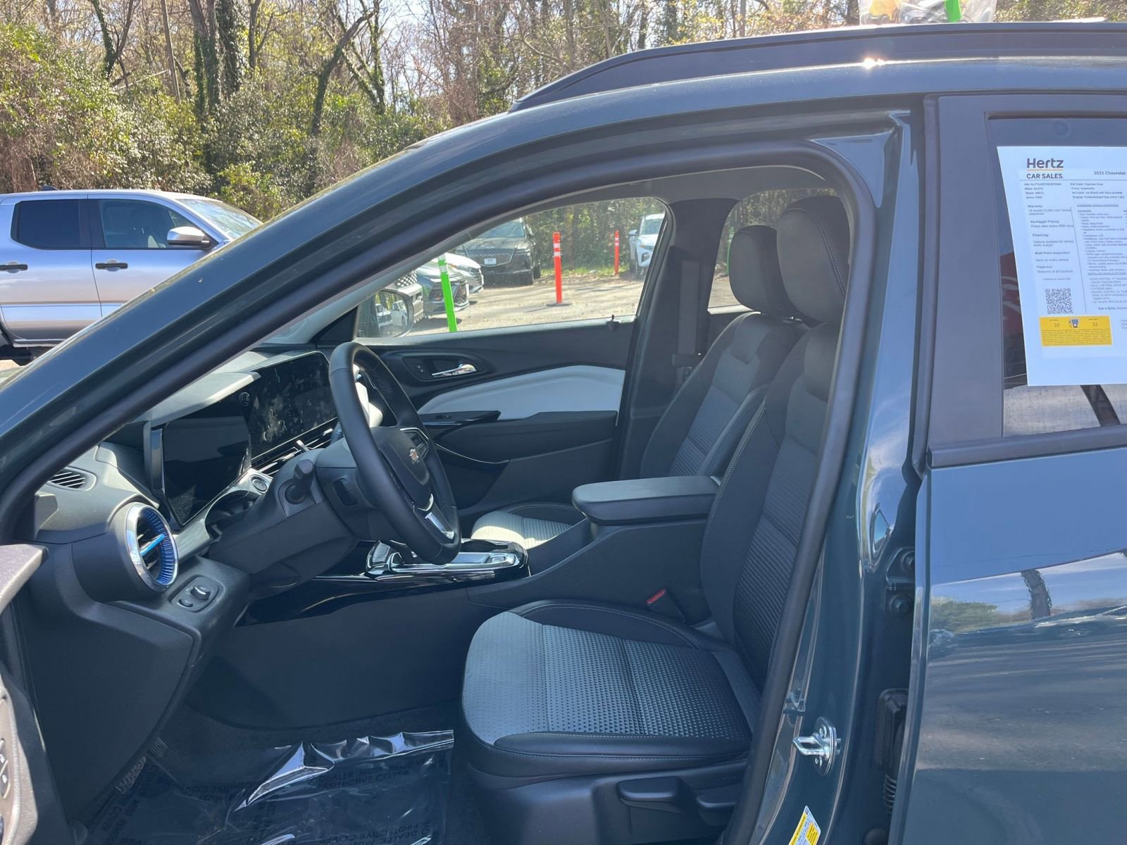 Used 2025 Chevrolet Trax LT w/ LT Convenience Package image 25