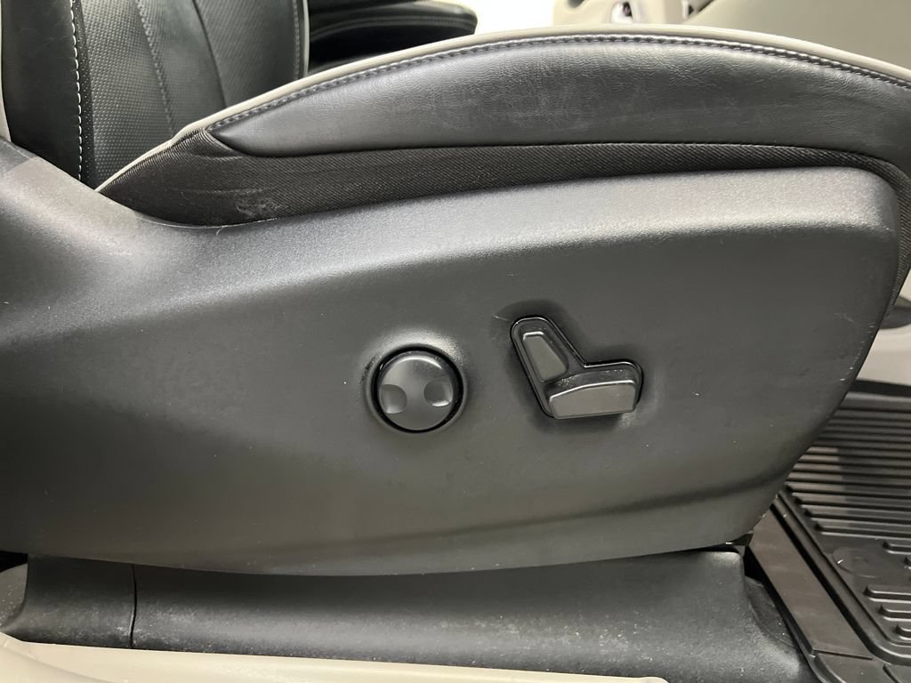 Used 2024 Chrysler Pacifica Limited FWD image 38