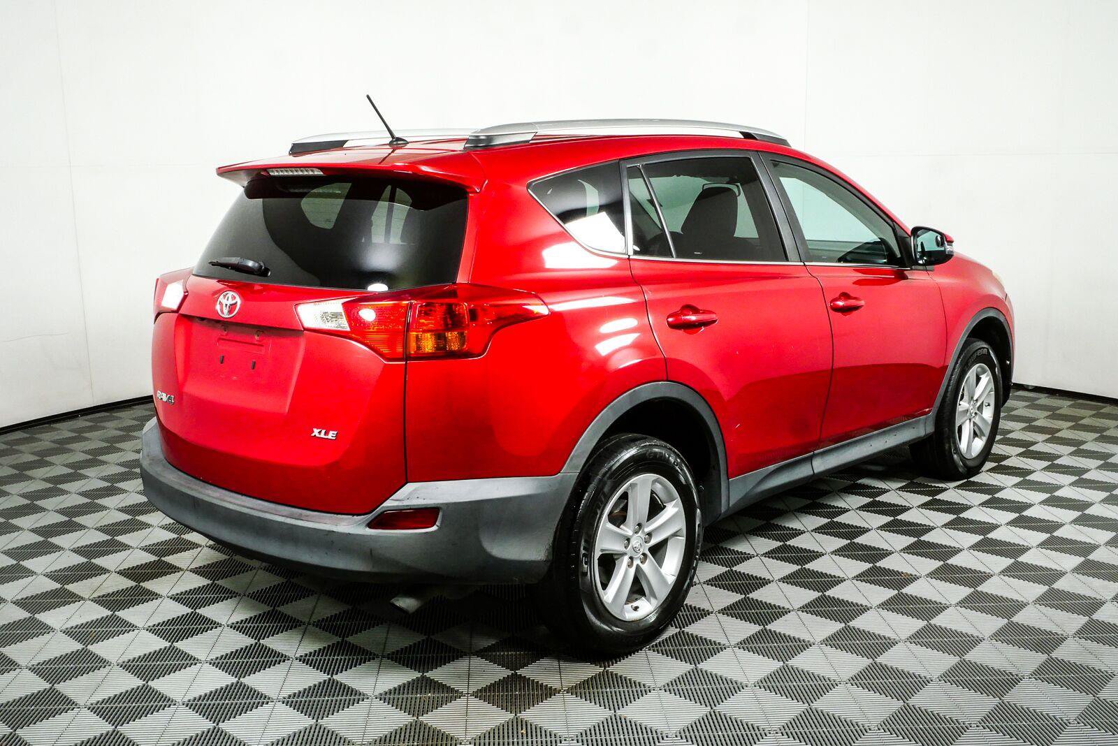 Used 2013 Toyota RAV4 XLE FWD image 3