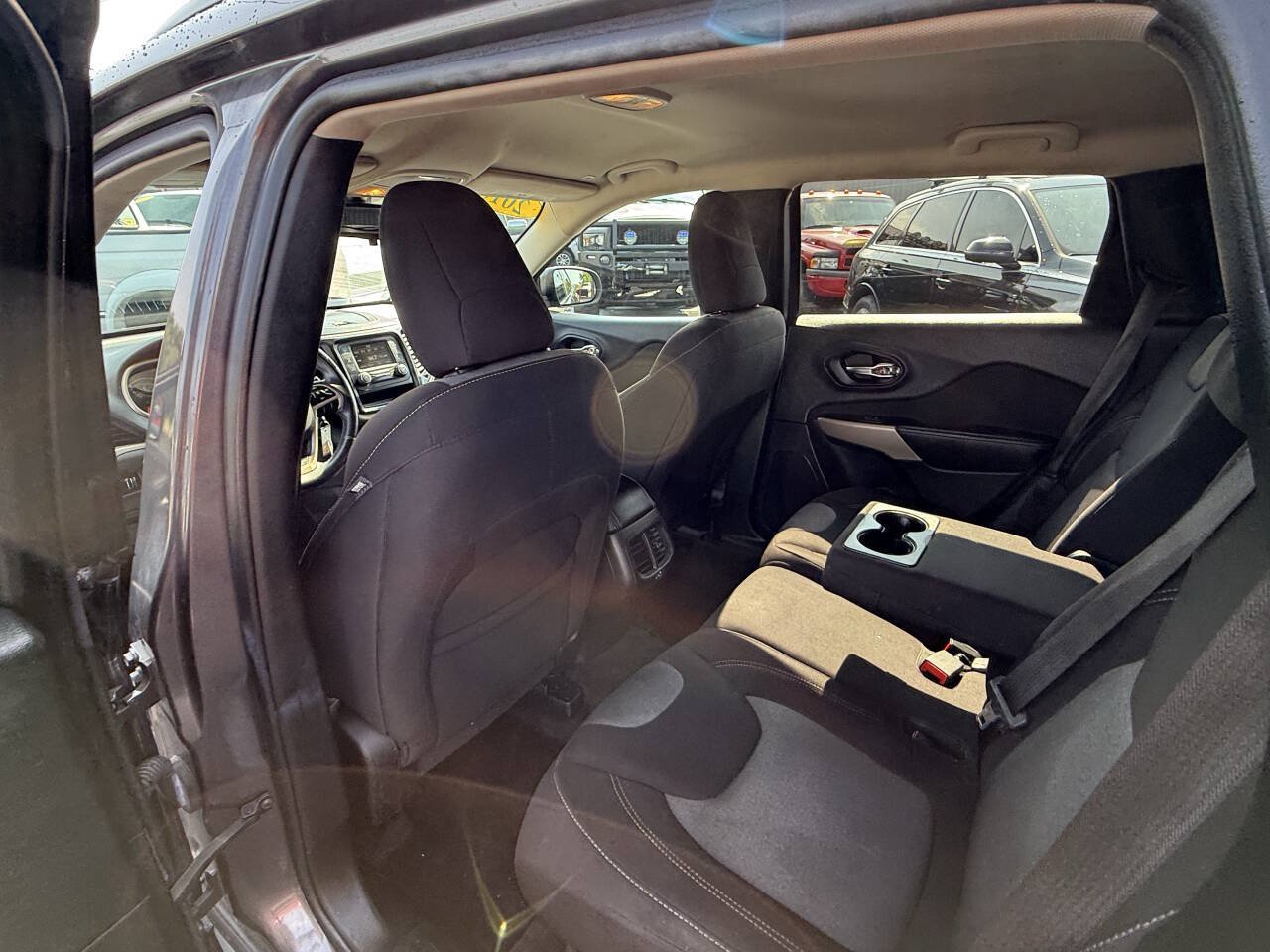 Used 2018 Jeep Cherokee Latitude w/ Altitude Package FWD image 18